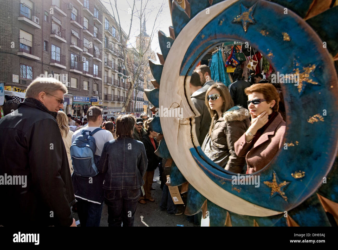 La rue du marché Rastro, Ribera de Curtidores, Quartier Lavapies, Madrid, Spain, Europe Banque D'Images