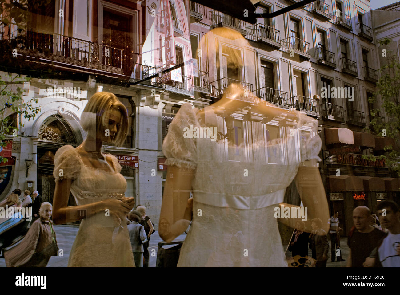Mannequin à la fenêtre robe de mariage, vitrine, rue Arenal, Madrid, Spain, Europe Banque D'Images