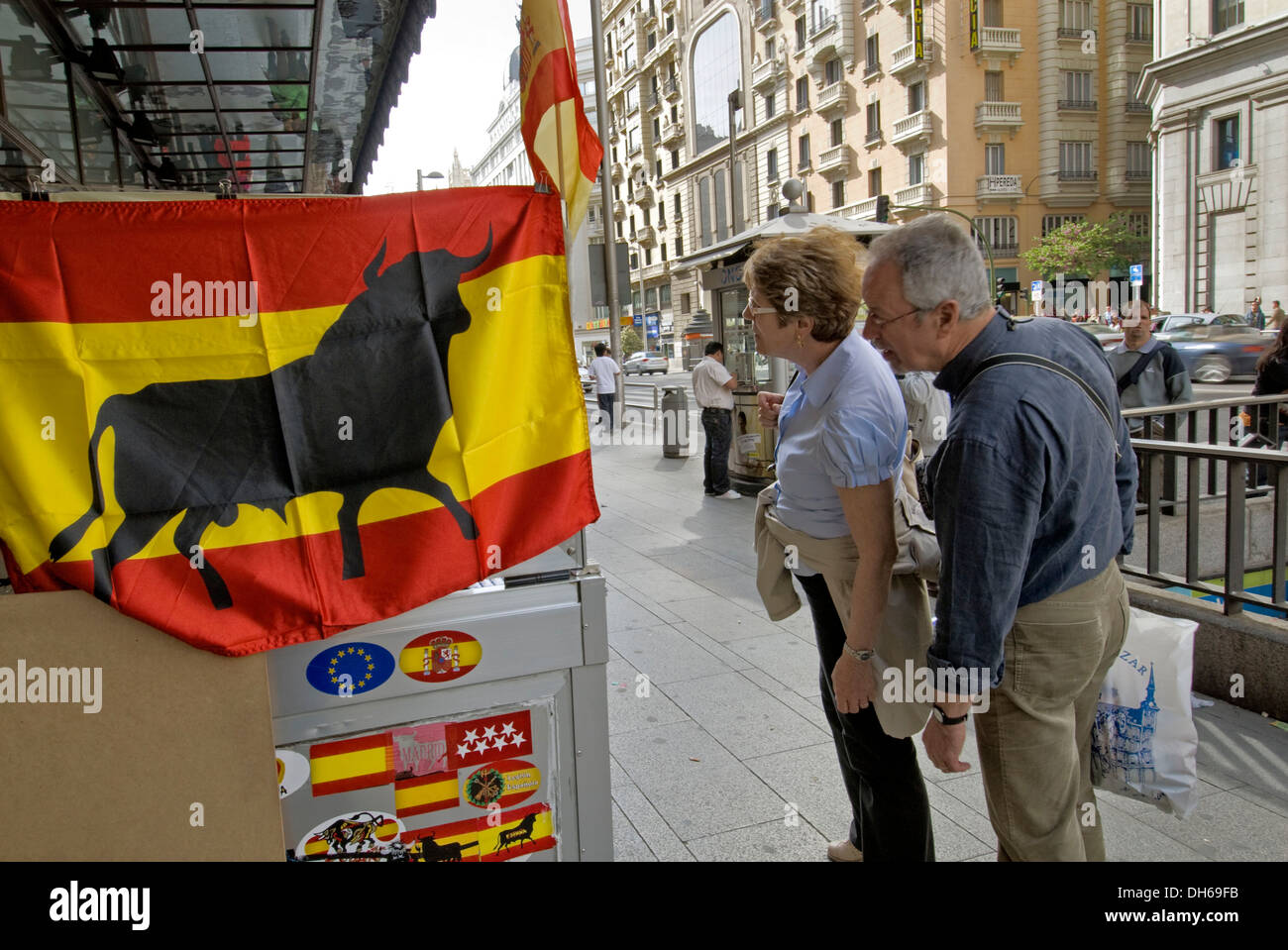 Les touristes en face d'une boutique de souvenirs avec drapeau espagnol avec Torro sur la Gran Via, Madrid, Spain, Europe Banque D'Images
