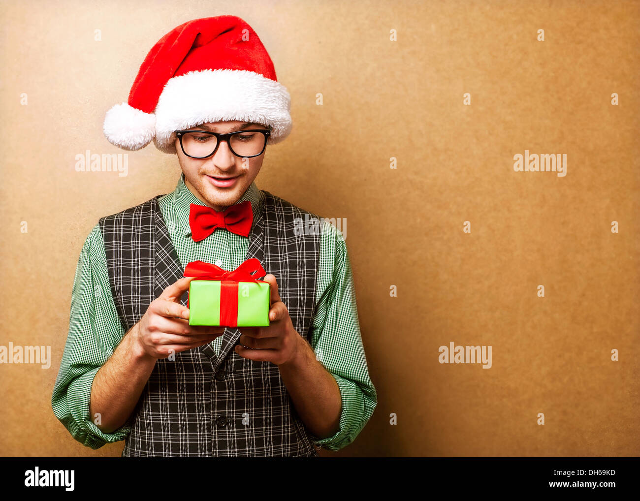 Hipster au Père Noël cadeaux clothes holding Banque D'Images