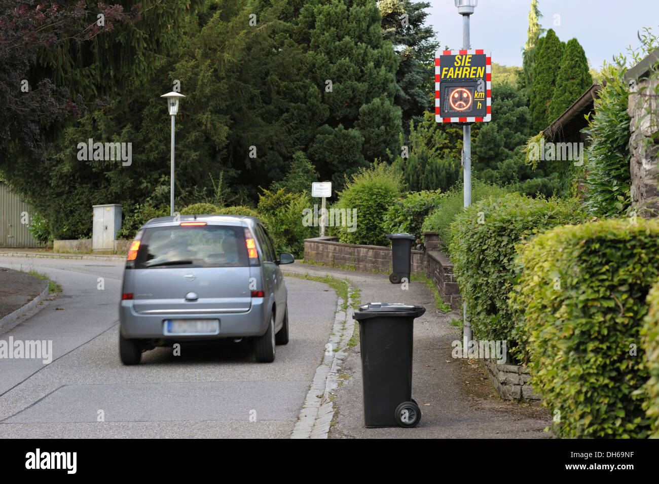 Contrôle de vitesse par l'état civil sur la voie publique afin d'assurer le respect de la limite de vitesse, la vitesse limite est dépassée Banque D'Images