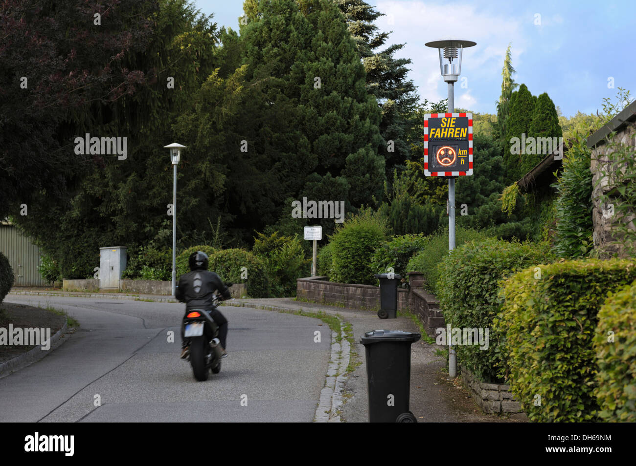 Contrôle de vitesse par l'état civil sur la voie publique afin d'assurer le respect de la limite de vitesse, la vitesse limite est dépassée Banque D'Images