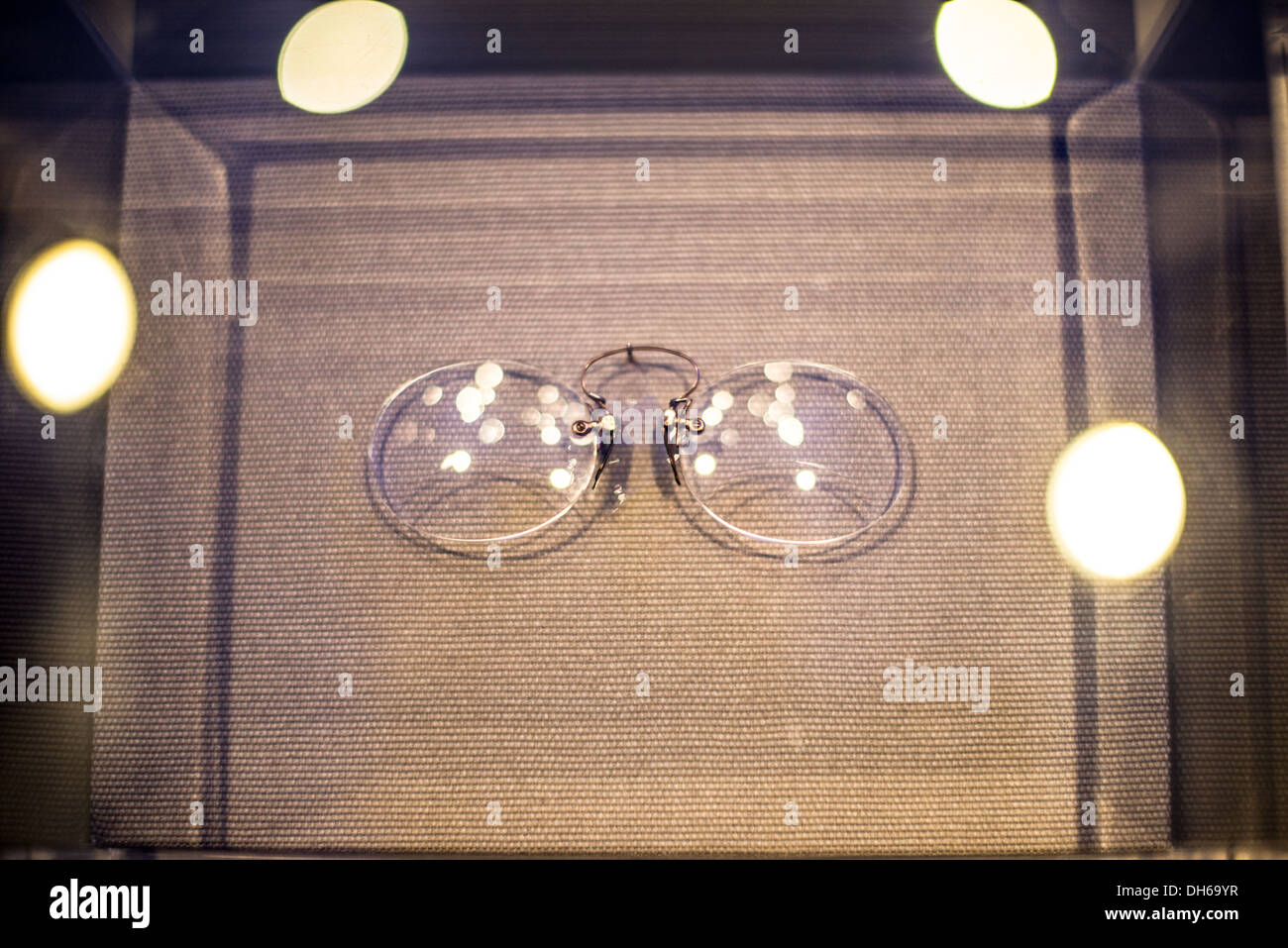 Woodrow Wilson pince-nez Glasses Washington DC // WASHINGTON DC — lunettes de pince-nez portées par le président Woodrow Wilson exposées au Woodrow Wilson Presidential Memorial Exhibition and Learning Center dans le Ronald Reagan Building. Ces spectacles sans monture ont été un trait distinctif de l'apparition de Wilson tout au long de sa présidence de 1913 à 1921. Le mémorial, situé dans la zone du Triangle fédéral du centre-ville de Washington DC, présente des artefacts personnels et des expositions commémorant le 28e président de l'Amérique qui a dirigé la nation pendant la première Guerre mondiale Banque D'Images