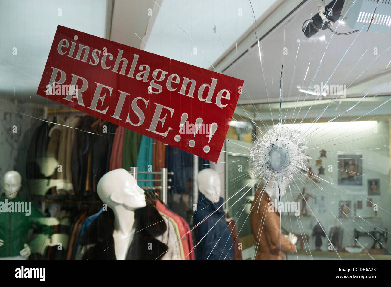 Einschlagende Preise, allemand pour des prix réduits, publicité pour un magasin de mode après la fenêtre de magasin faite de verre de sécurité Banque D'Images