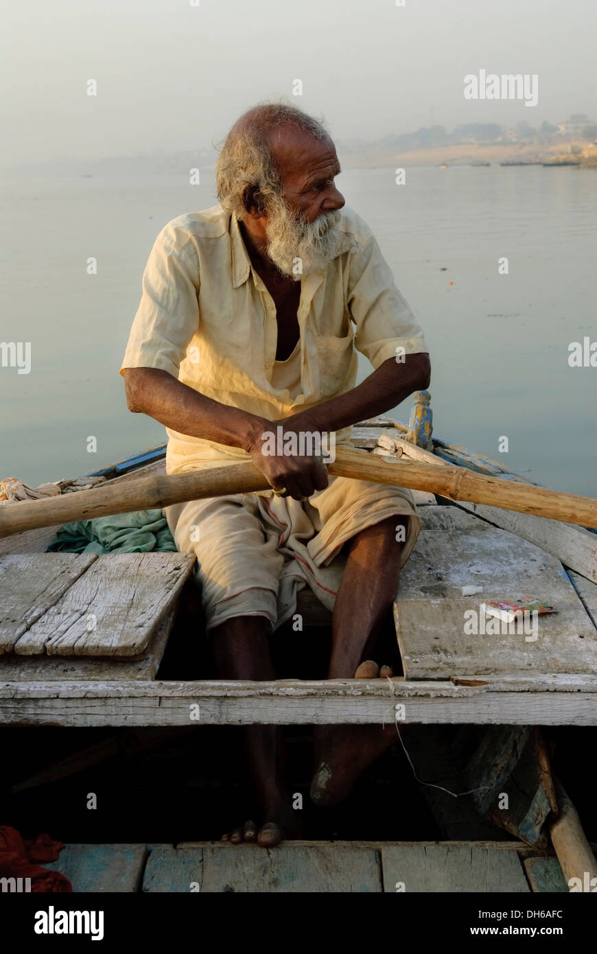 Vieil homme sur un bateau d'aviron le Gange, Sunrise, Varanasi, Inde, Asie Banque D'Images