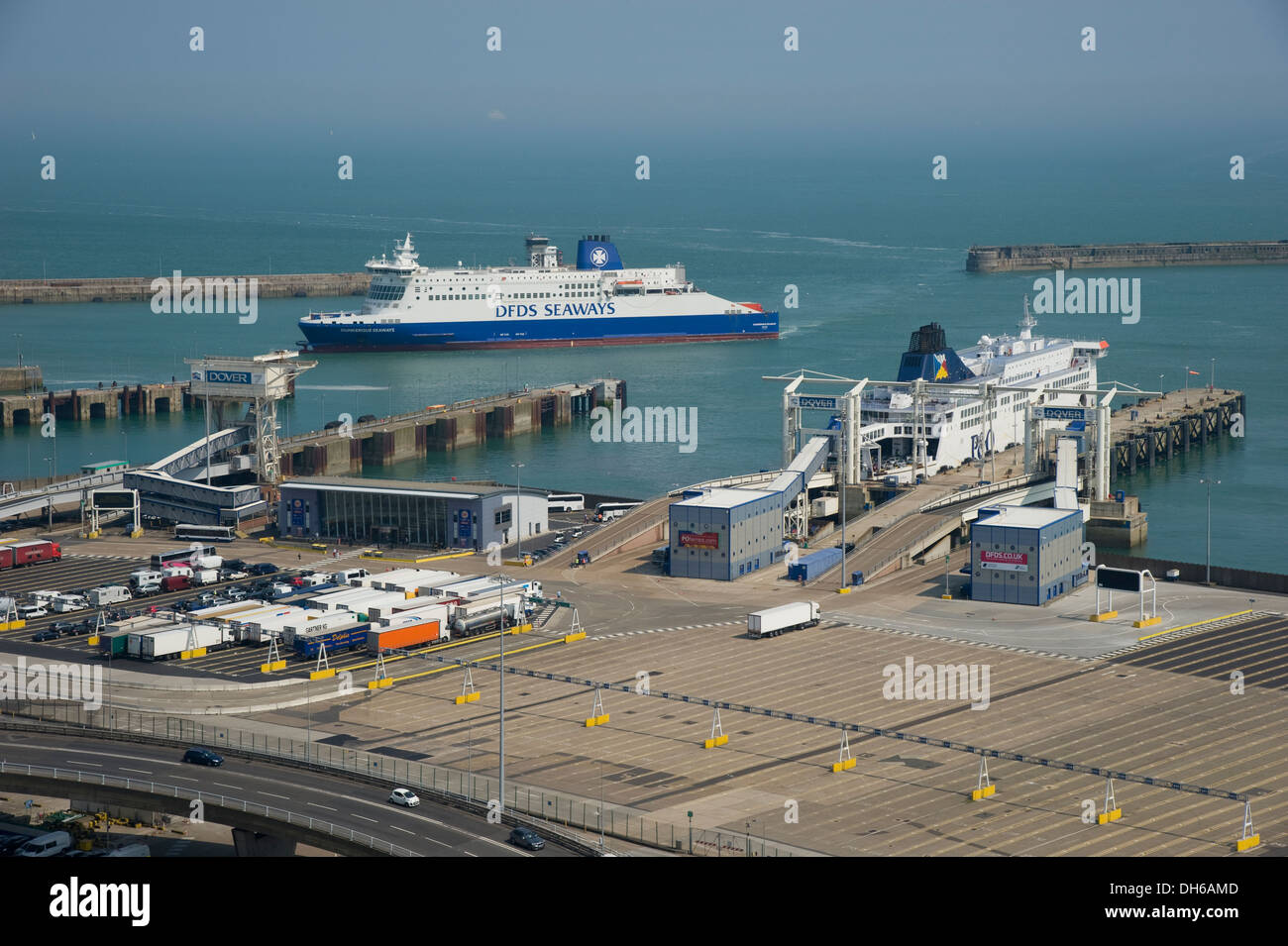 Kent, Angleterre. Juillet 2013 véhicule et les traversiers de passagers au port international de Dover. Kent. Banque D'Images