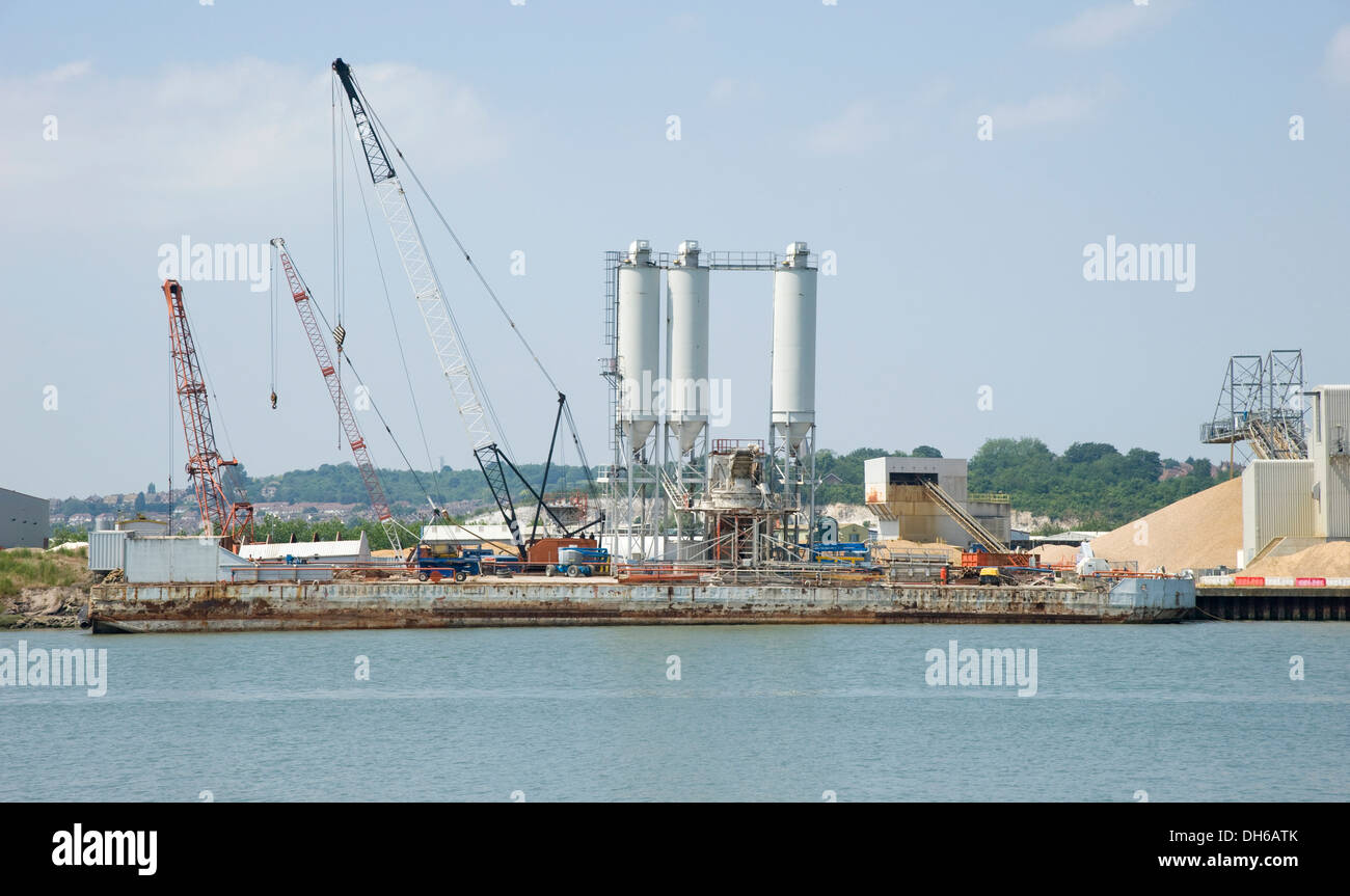 Une usine de gravier. L'entreposage de sable et de gravier, à l'aide de tapis roulants dans un milieu industriel par un quai. Banque D'Images