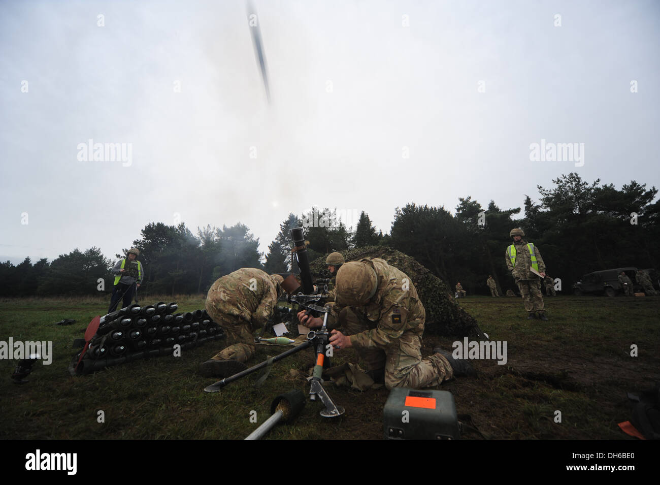 Les gardes gallois tir Peloton mortier dans la plaine de Salisbury en utilisant le L16A2 mortier de 81 mm, un écran de fumée produit par f mortier de 81 mm Banque D'Images