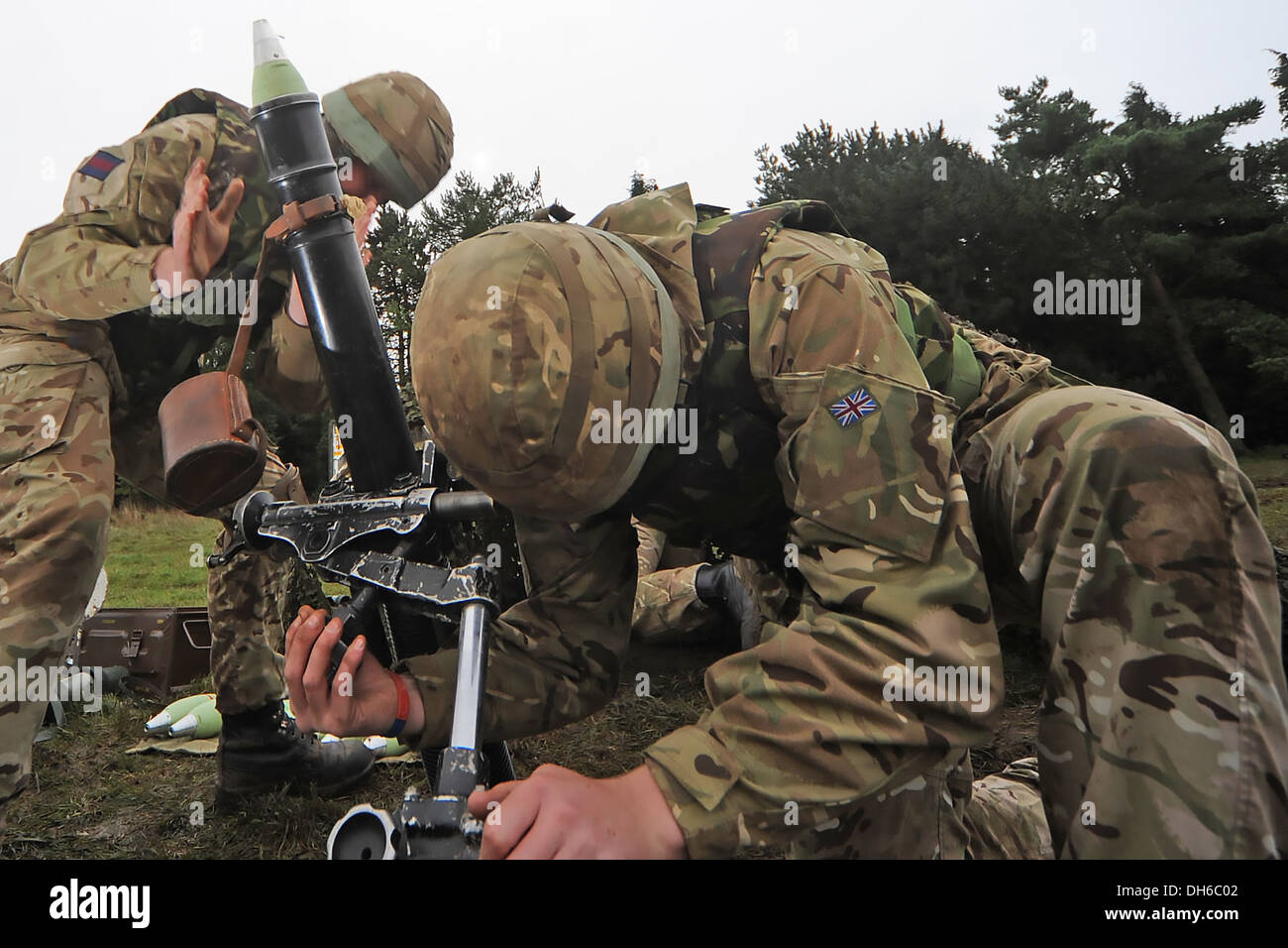 Les gardes gallois tir Peloton mortier dans la plaine de Salisbury en utilisant le L16A2 mortier de 81 mm Banque D'Images