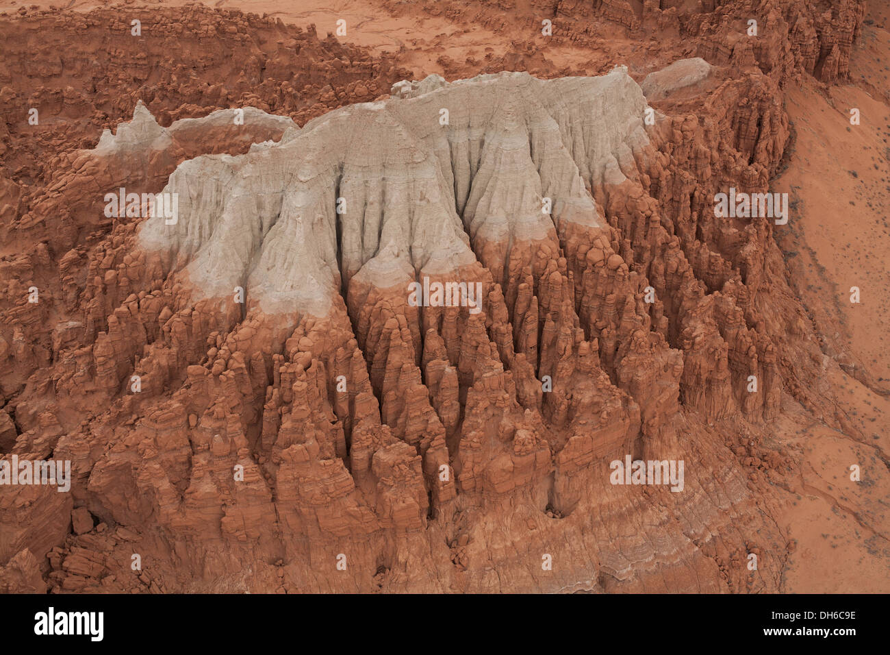 VUE AÉRIENNE.butte sédimentaire bicolore.Formation géologique près du parc national de Goblin Valley, comté d'Emery, Utah, États-Unis. Banque D'Images