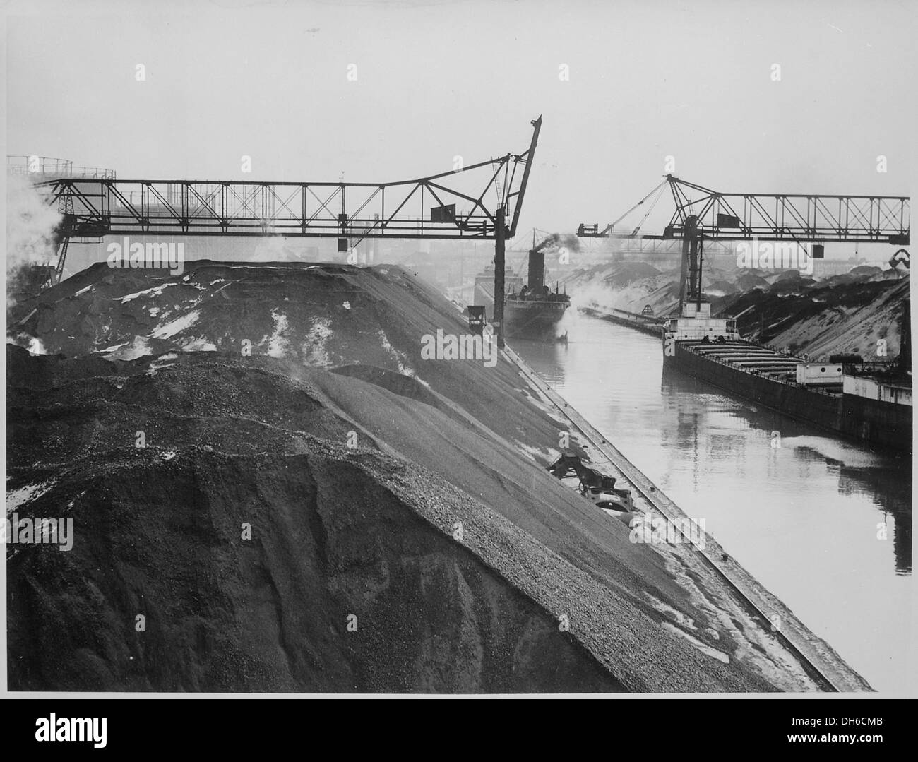 La Milwaukee Western Fuel Company accoste en décembre 1942, avec des monticules de charbon, des passerelles et des barges pendant l'ère industrielle. Banque D'Images