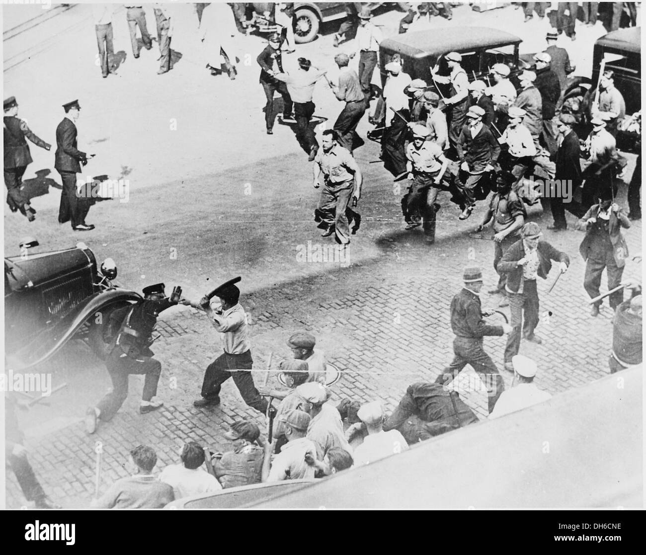 Bataille ouverte entre les teamsters frappant armés de tuyaux et la police dans les rues de Minneapolis, 06-1934 541925 Banque D'Images