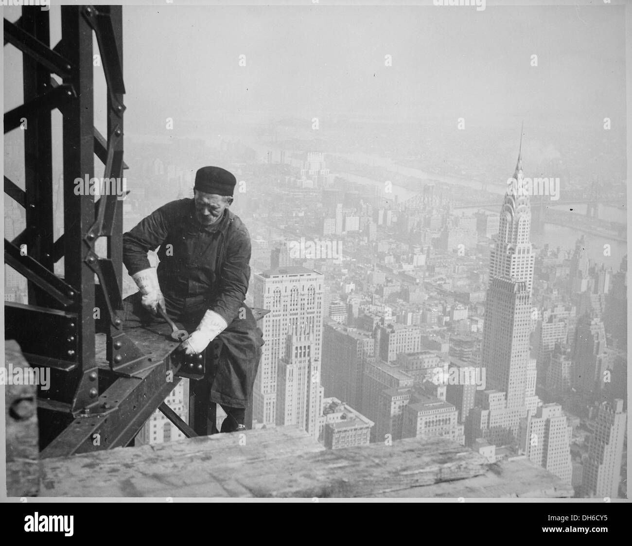 Cette photographie montre un ouvrier sur la charpente de l'Empire State Building pendant sa construction. Le gratte-ciel emblématique, situé à New York, a été achevé en 1931 et a été une réalisation majeure dans l'ingénierie et l'architecture. Banque D'Images Cette photographie montre un ouvrier sur la charpente de l'Empire State Building pendant sa construction. Le gratte-ciel emblématique, situé à New York, a été achevé en 1931 et a été une réalisation majeure dans l'ingénierie et l'architecture. Banque D'Images