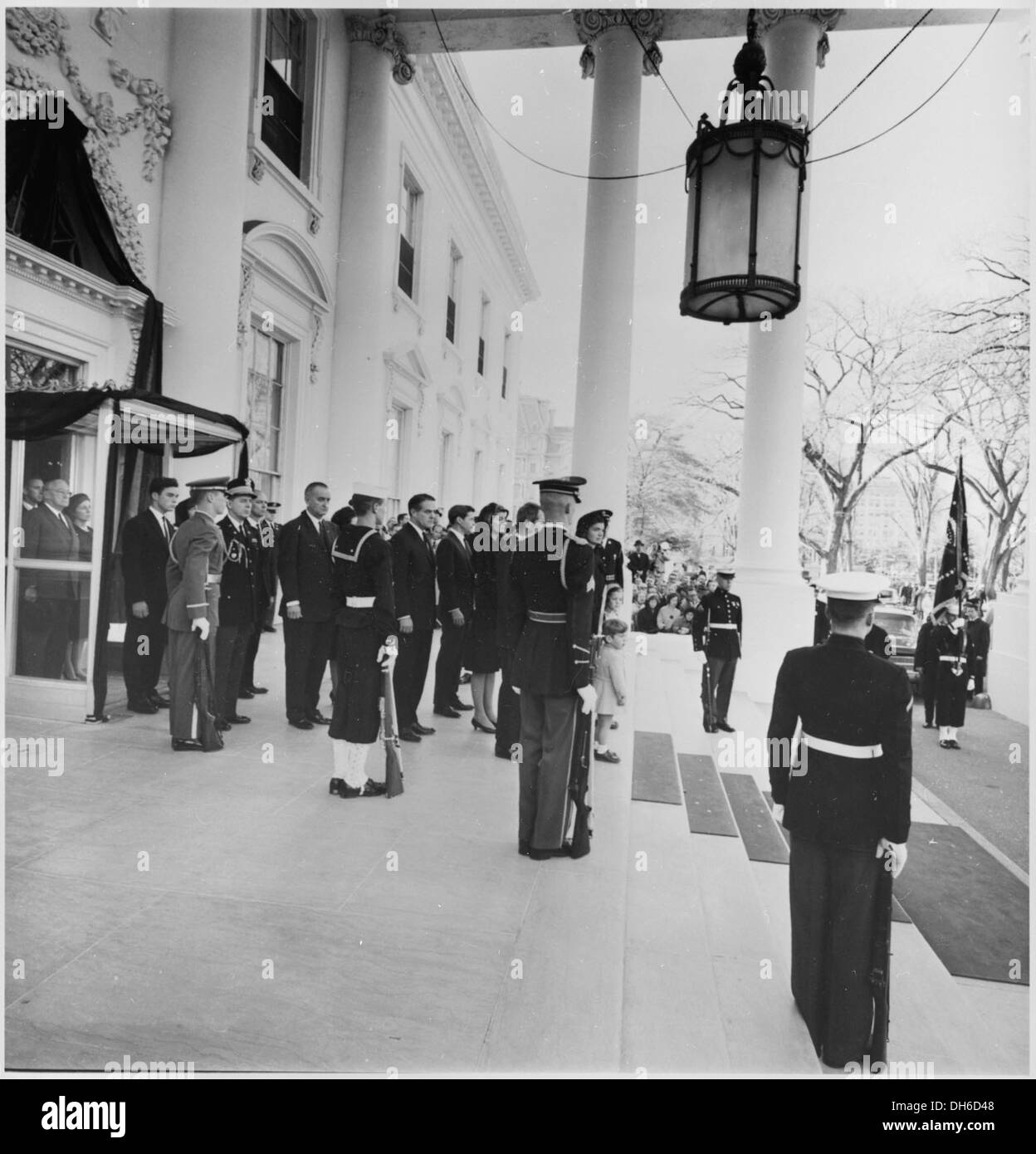 Cette photographie montre Jacqueline Kennedy avec ses enfants, Caroline et John Jr, debout devant la Maison Blanche, capturant un moment de la vie de famille pendant son temps comme première dame. Banque D'Images