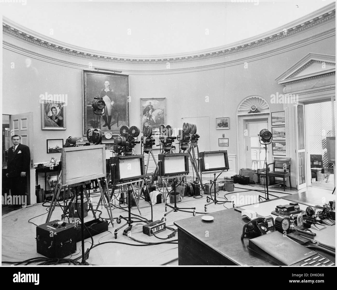 Photographie de newsreel caméras, téléprompteurs, et d'autres matériel installé dans le bureau ovale pour le président Truman de... 200354 Banque D'Images