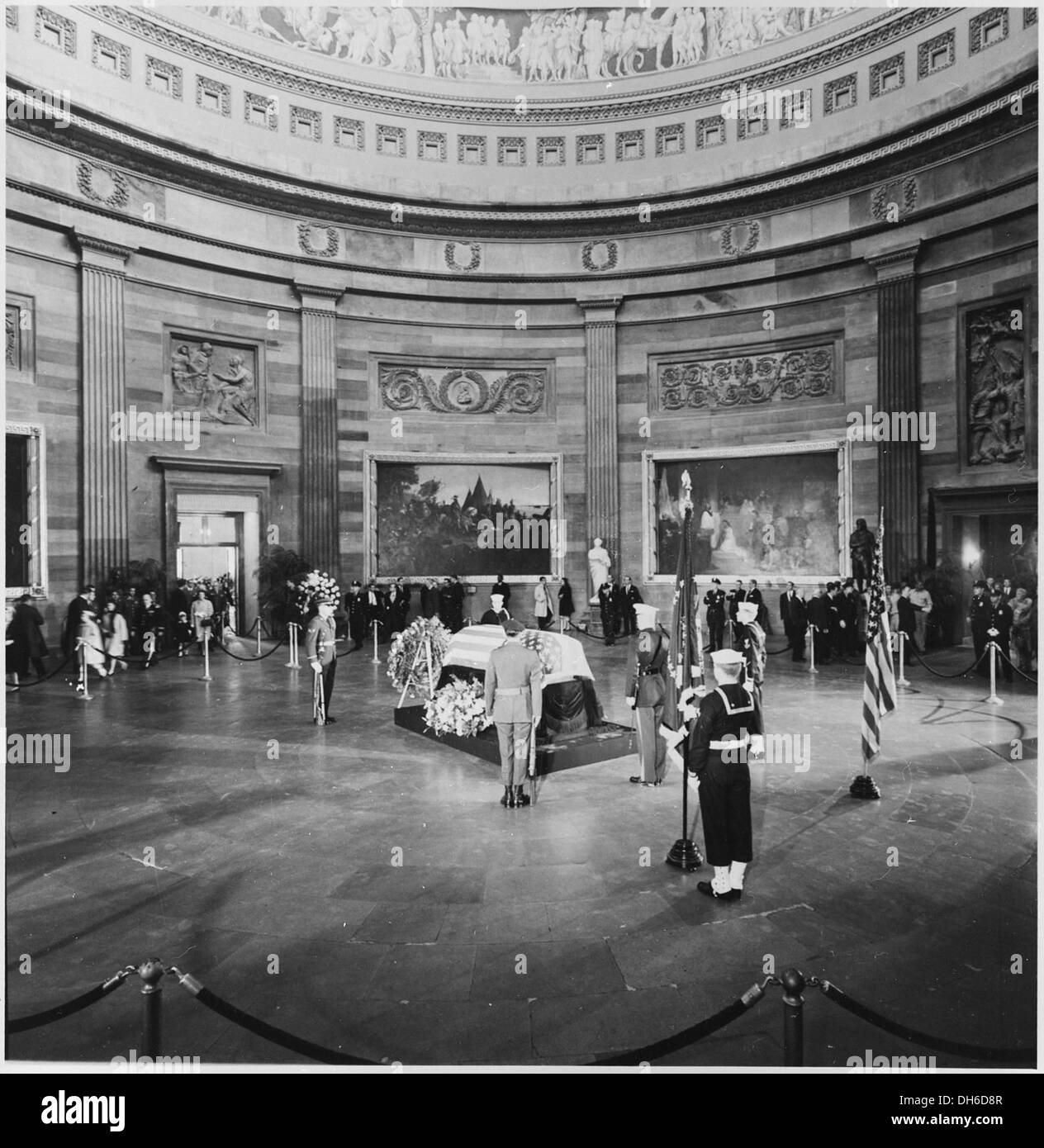 Une photographie solennelle du cercueil du président John F. Kennedy gisant dans l'état dans la rotonde du Capitole. Cette image historique marque le deuil public du 35e président de la nation après son assassinat en 1963. Banque D'Images