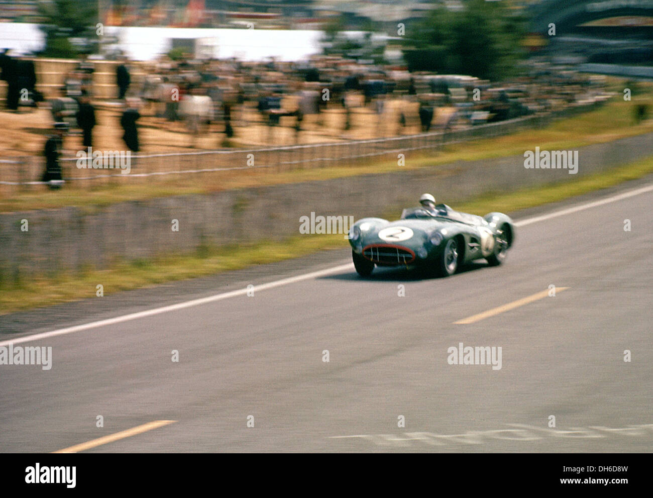 Moss-Jack Stirling Brabham's Aston Martin DBR1-300 dans la courbe Dunlop juste après la zone des fosses, Le Mans, France, 22 juin 1958. Banque D'Images