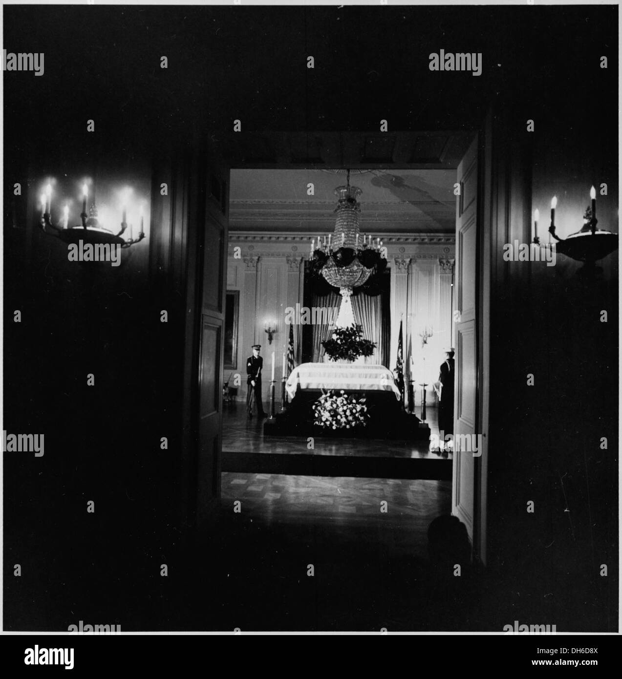 Photographie du Président Kennedy cercueil, recouvert du drapeau en chapelle ardente dans l'East Room de la Maison Blanche. 200448 Banque D'Images