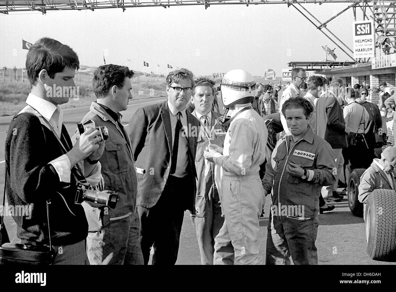 L'équipe de BRM fosses Zandvoort,Alan Challis, Tony Rudd, Jackie Stewart et Dennis «Sheriff Perkins' GP Néerlandais Pays-Bas 16 juillet 1966. Banque D'Images