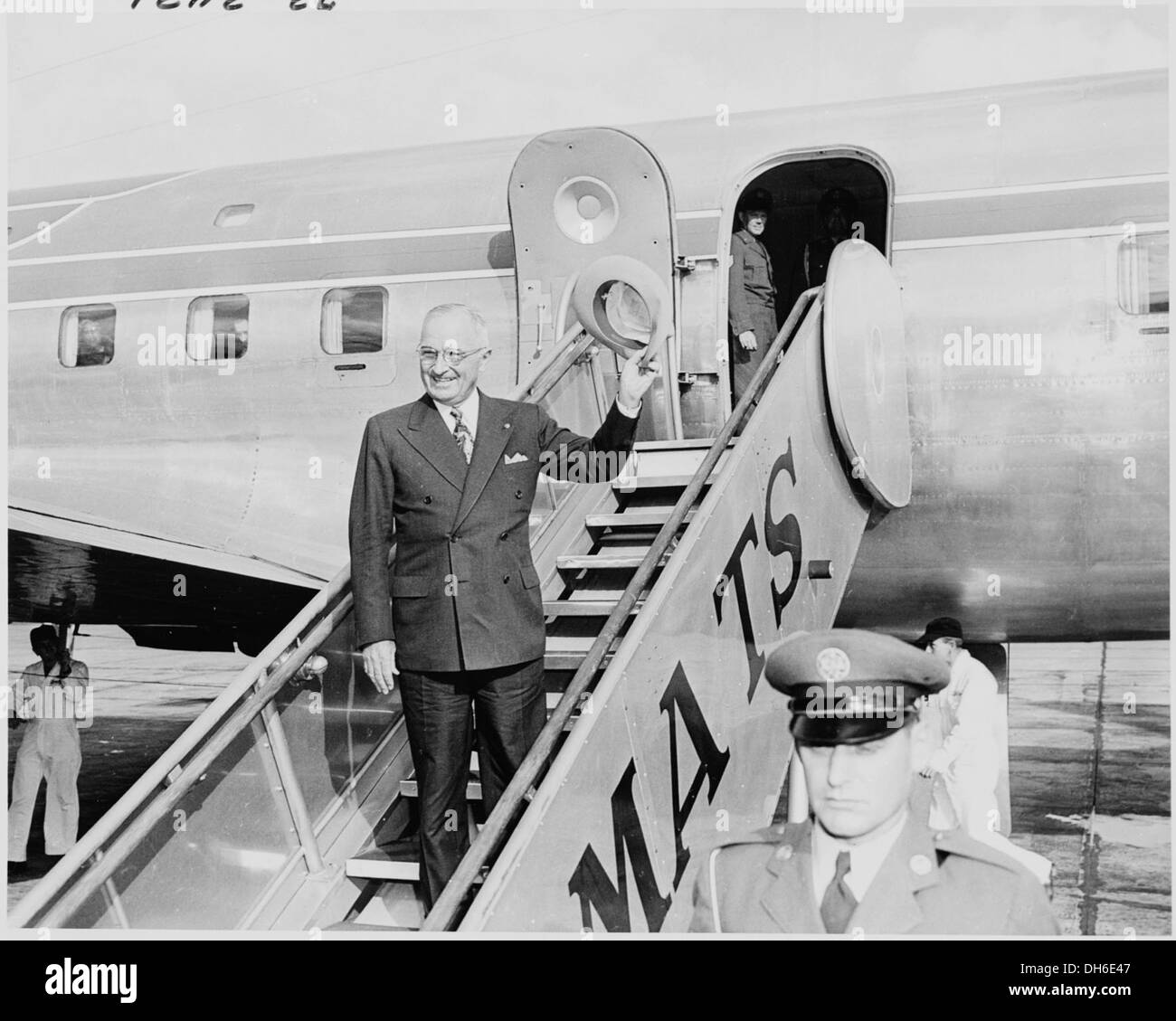 Photographie du Président Truman à l'Aéroport National de Washington, agitant ses adieux comme il se prépare à monter à bord de son avion... 200245 Banque D'Images