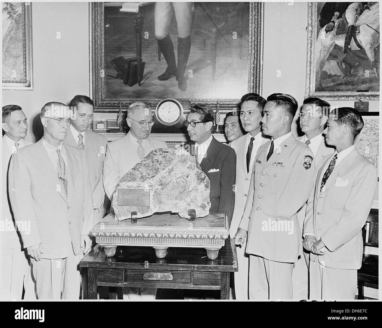 Photographie du Président Truman dans le bureau ovale, d'accepter comme un don de la population des Philippines un rocher provenant de... 200335 Banque D'Images