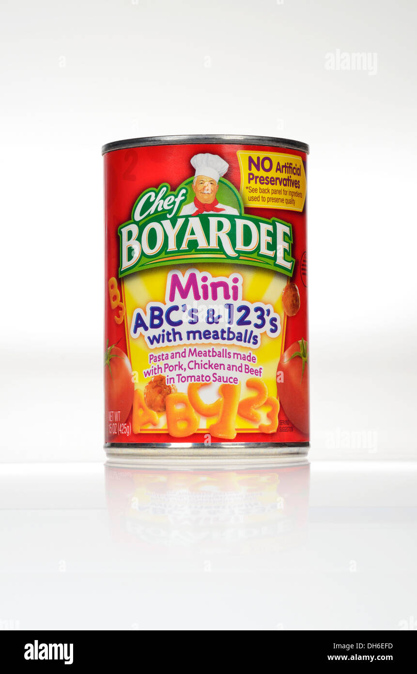 Étain non ouvert de Chef Boyardee Mini ABC's & 123's pâtes spaghetti avec sauce tomate boulettes de un sur fond blanc. USA Banque D'Images
