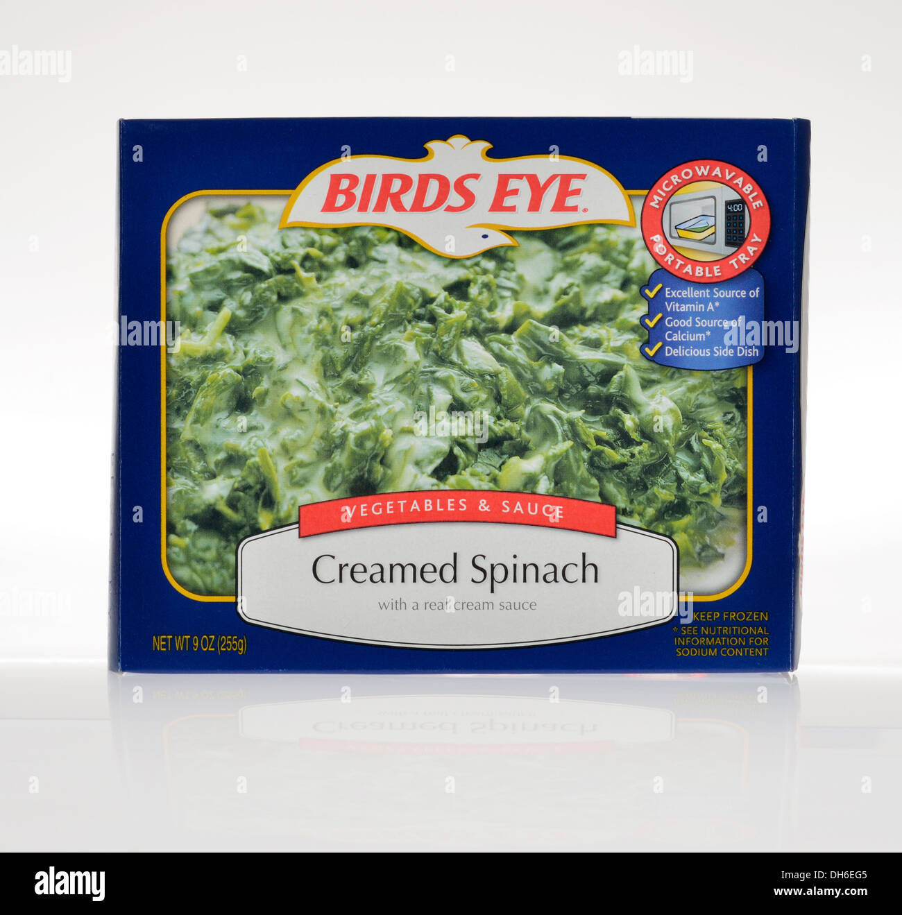 Boîte non ouverte de l'oiseau, épinards à la crème surgelés sur fond blanc. USA Banque D'Images