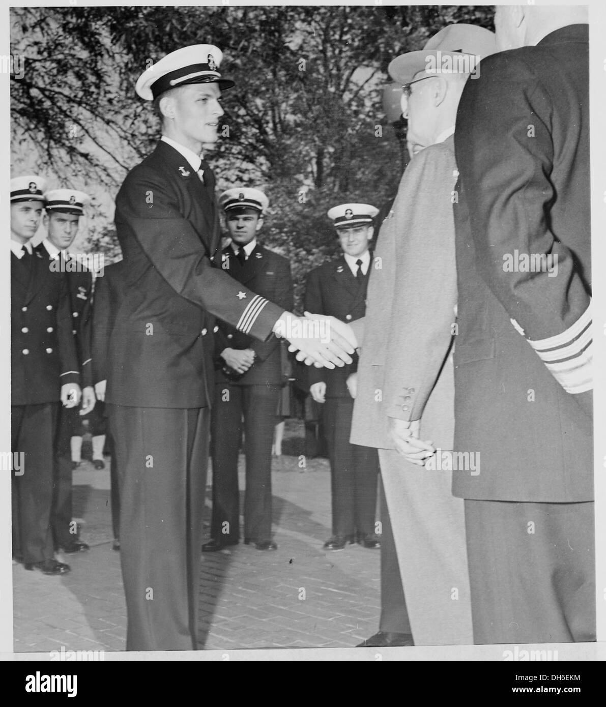Photographie du président Truman serrant la main à l'Aspirant de William Yates de San Gabriel, Californie, au cours de sa... 198671 Banque D'Images