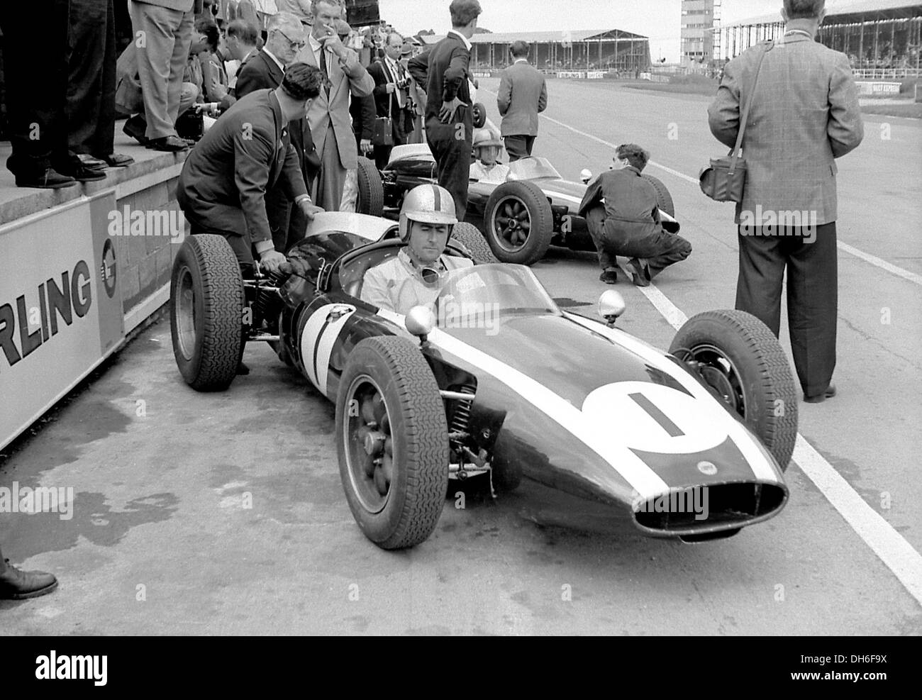 Brabham et McLaren dans leurs œuvres Lowline Coopers dans les stands à la British GP, Silverstone, Angleterre 1960. Banque D'Images