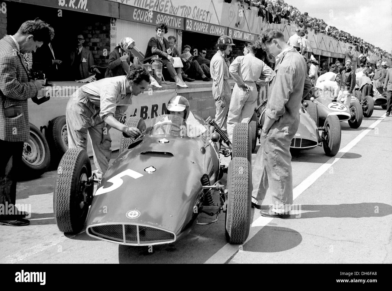 Dan Gurney dans sa BRM P48 avec le mécanicien Harold Ayliffe dans les stands à la British GP, Silverstone, Angleterre 1960. Banque D'Images