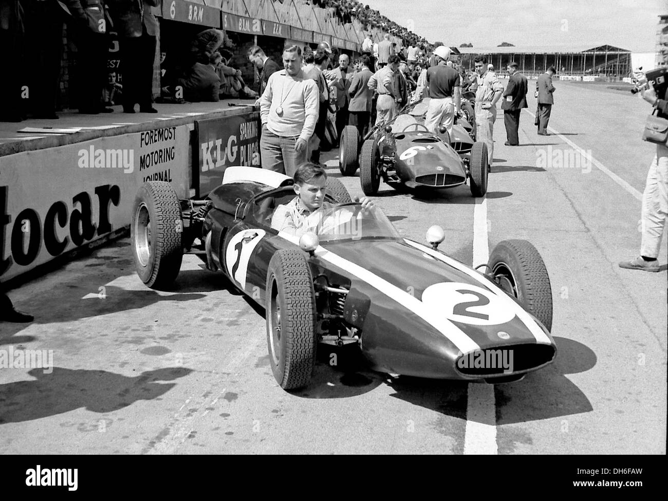 McLaren dans ses œuvres Lowline Cooper dans les stands à la British GP, Silverstone, Angleterre 1960. Banque D'Images