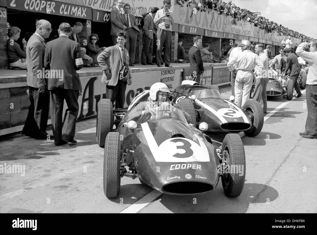 Reventlow dans ses œuvres Cooper dans les stands à la British GP, Silverstone, Angleterre 1960. Banque D'Images