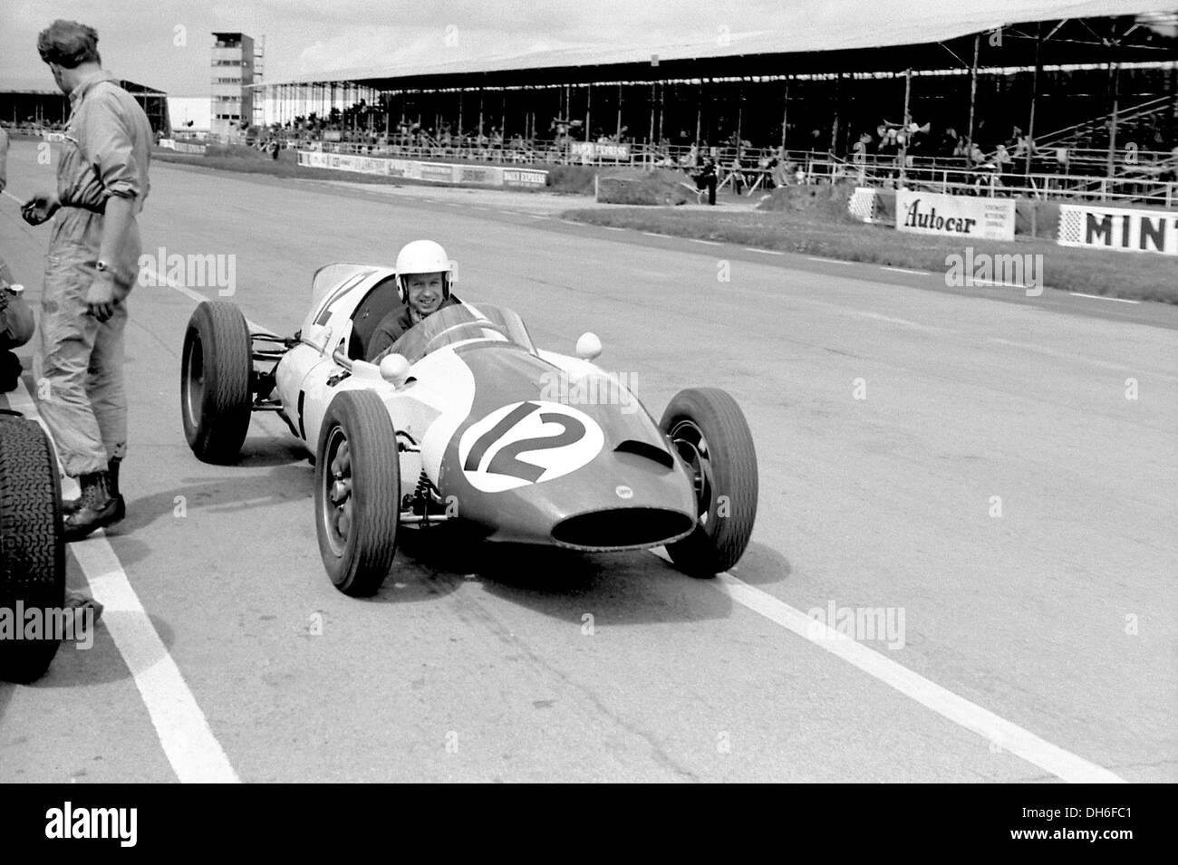 Tony Brooks dans son Yeoman Credit Cooper dans les stands à la British GP, Silverstone, en Angleterre, Mai 1960. Banque D'Images