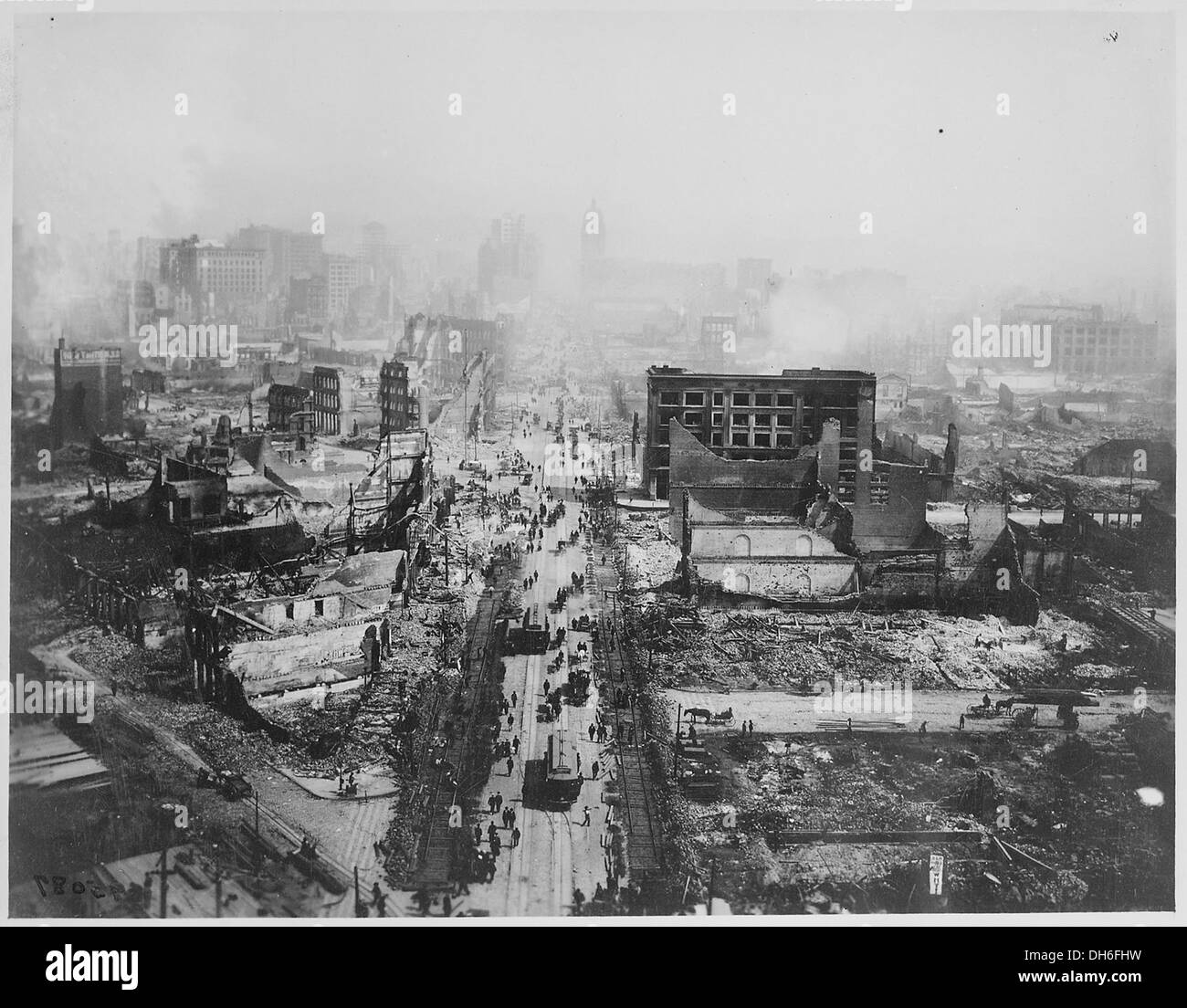 Cette image capture les ruines couvantes de San Francisco peu après le tremblement de terre dévastateur de 1906, prise depuis la tour de l'Union Ferry Building. La destruction marque un moment charnière dans l'histoire de la ville. Banque D'Images