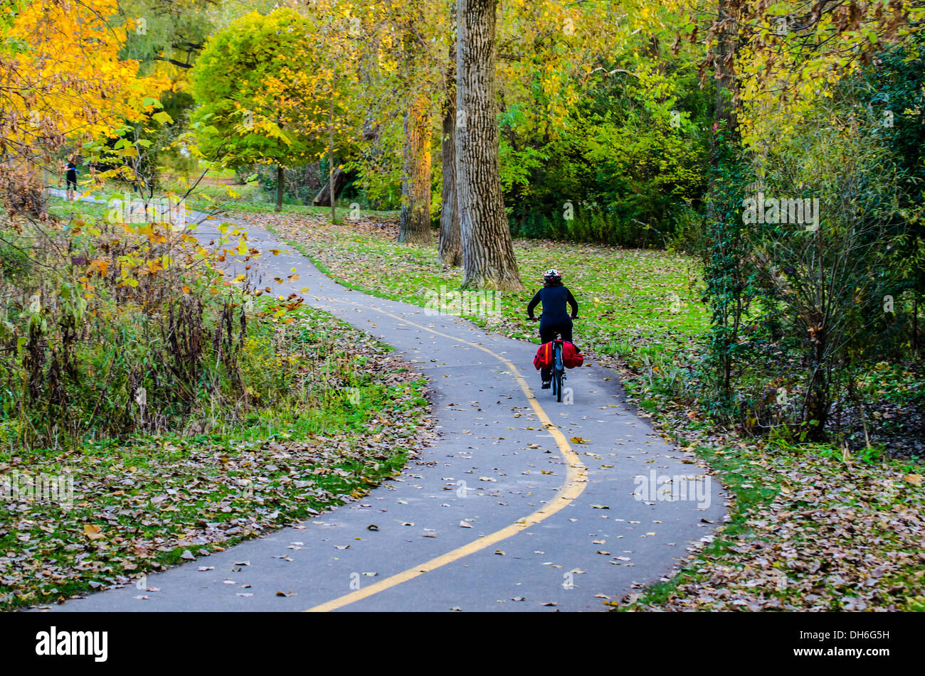 Circonscription cycliste sur une piste cyclable du parc de London, en Ontario. Banque D'Images