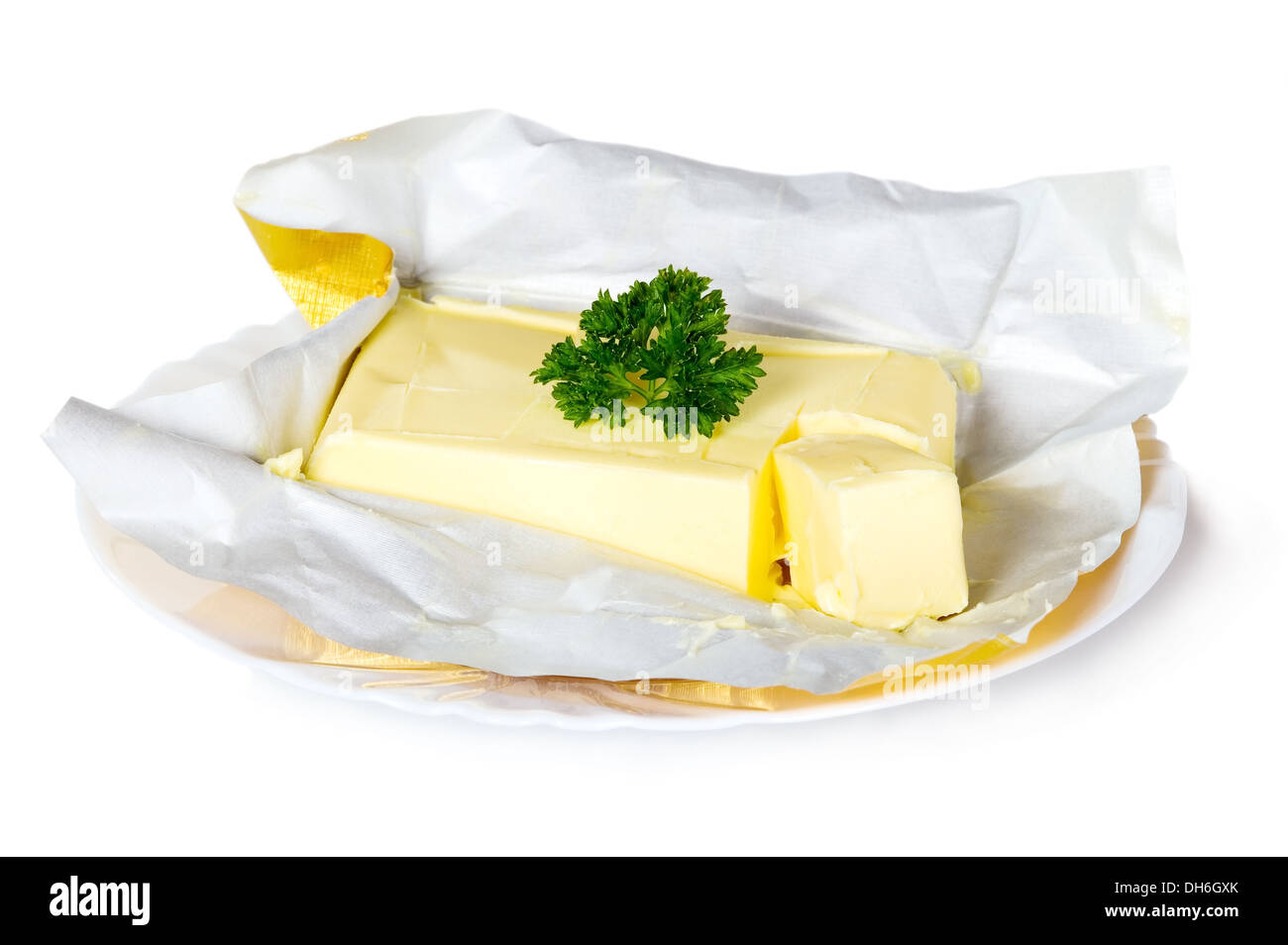 Beurre jaune avec emballage du papier placé sur fond isolé Banque D'Images
