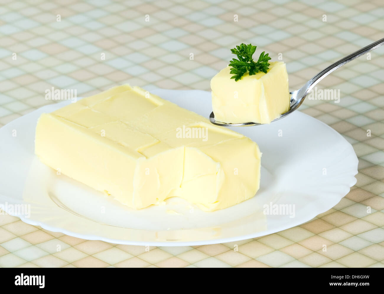 Le beurre de persil jaune est en cours d'attente avec une cuillère, un concept alimentaire Banque D'Images