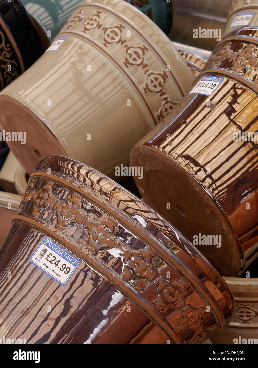Réflexions en vitrage jardin pots / jardinières en vente au garden centre Banque D'Images