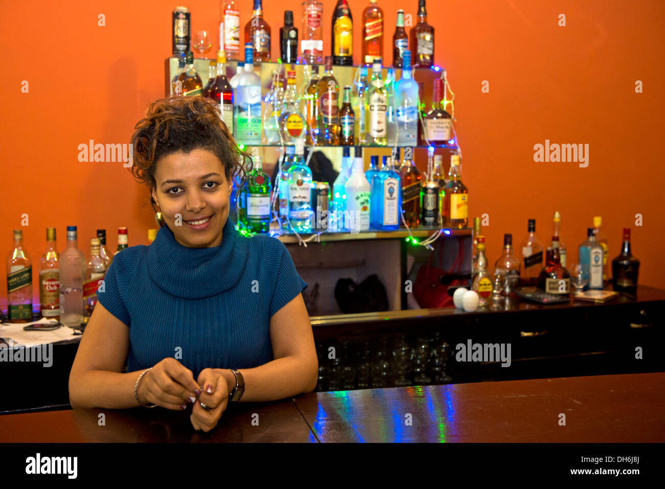 Mme Betty Getaneh, co-propriétaire de l'Woinshet Coffeehouse et restaurant, au bar du restaurant, Addis Abeba, Ethiopie Banque D'Images