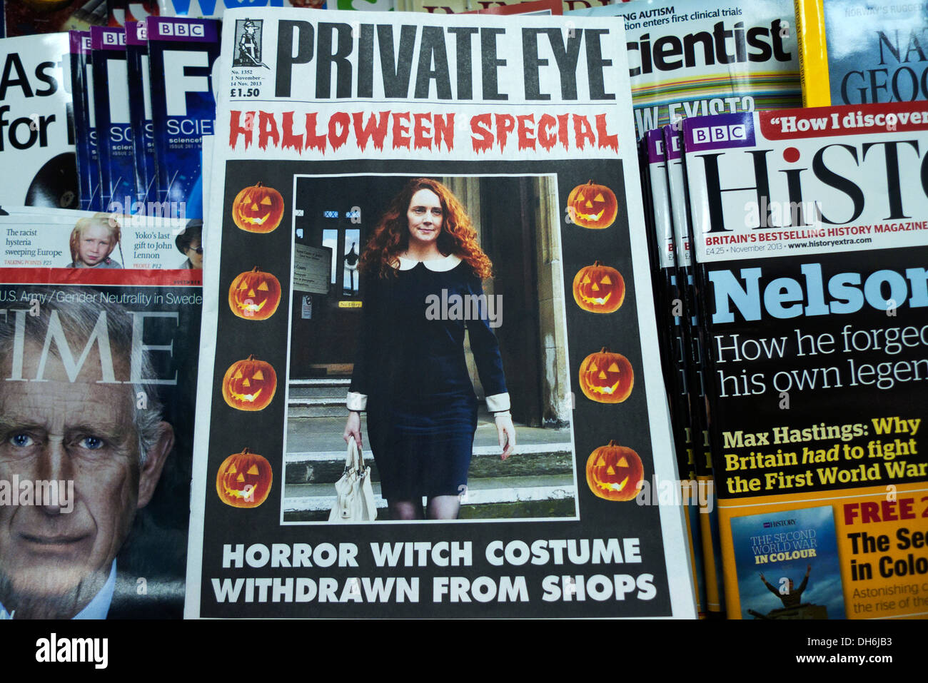 Rebekah Brooks sur capot avant de Private Eye magazine 'Costume horreur retirés de boutiques' Halloween Londres KATHY DEWITT Banque D'Images