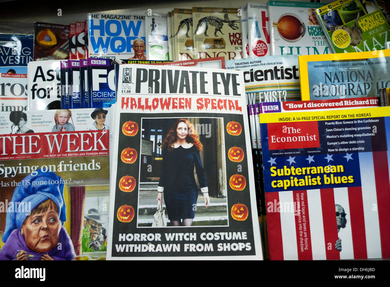 Rebekah Brooks sur capot avant de Private Eye magazine à marchand de 'Costume horreur retirés de boutiques' Halloween Londres KATHY DEWITT Banque D'Images