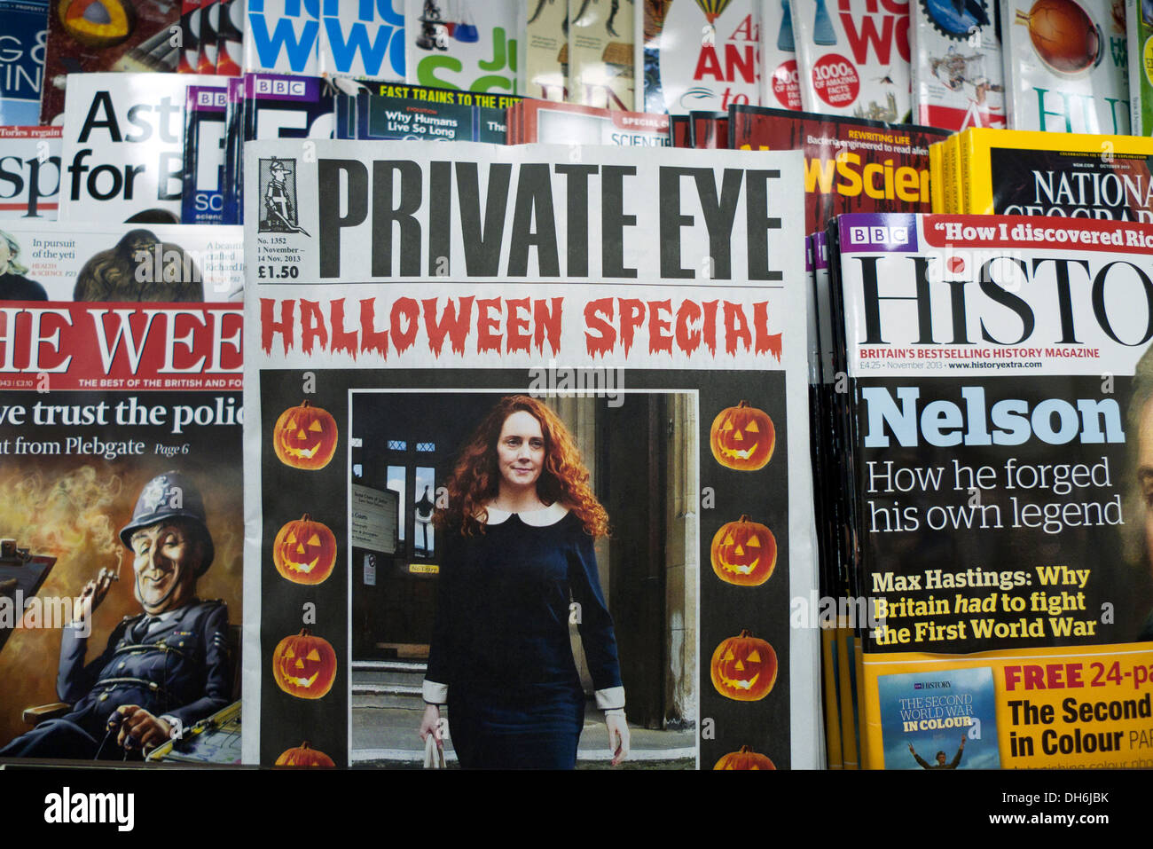 Rebekah Brooks sur capot avant de Private Eye magazine 'Costume horreur retirés de boutiques' Halloween Londres KATHY DEWITT Banque D'Images