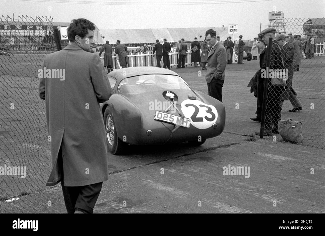 Roy Salvadori dans son Aston Martin DB3S Coupé, a terminé 7e dans la course internationale de Silverstone, en Angleterre le 15 mai 1954. Banque D'Images