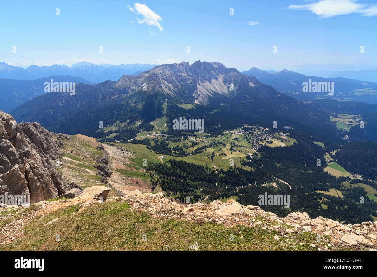 Vue aérienne de col de Costalunga et mont Latemar, Trentin-Haut-Adige, Italie Banque D'Images