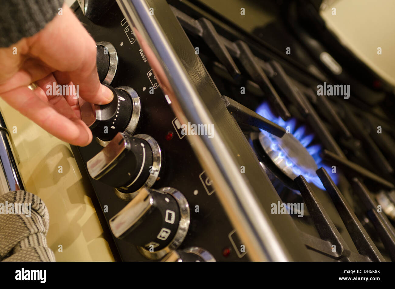 Réglage de la molette de commande sur la face avant d'un four à gaz Banque D'Images
