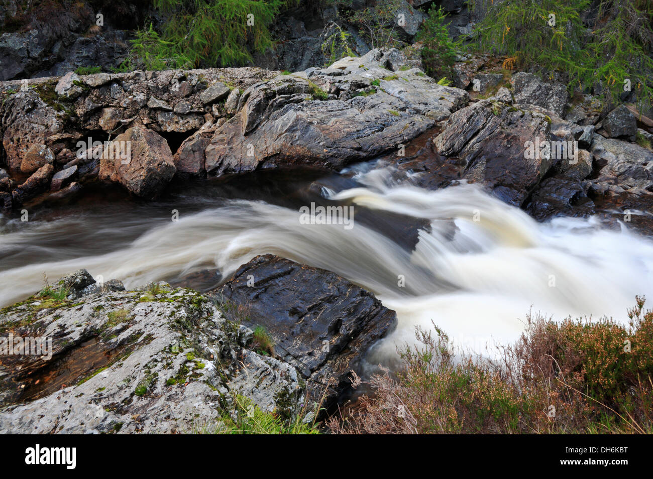 Un créatif sur l'eau se précipiter en haut des chutes de Muick près de Ballater, dans l'Aberdeenshire, Ecosse, Royaume-Uni. Banque D'Images