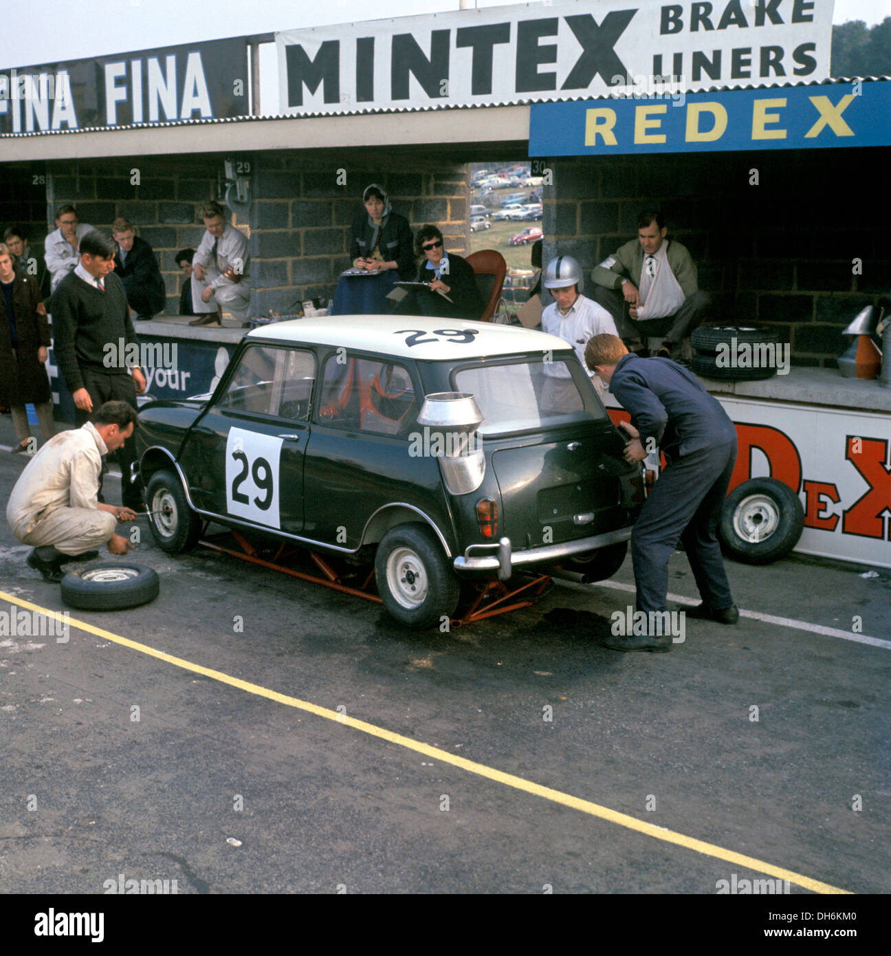 John Whitmore - Bill Blydenstein's Mini Cooper dans 'MOTOR' Six heures course à Brands Hatch, Angleterre, 6 octobre 1962. Banque D'Images