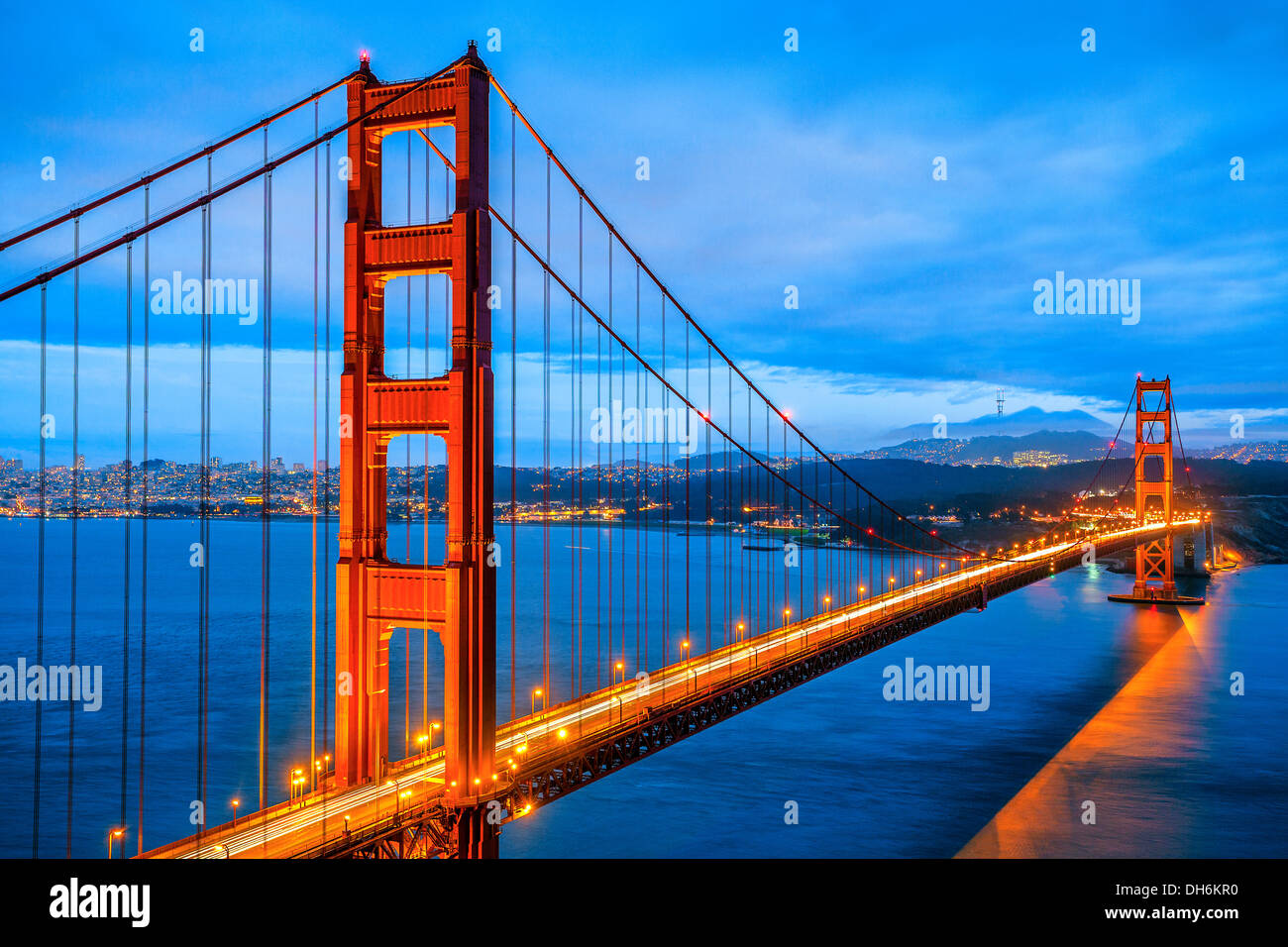 Célèbre Golden Gate Bridge, San Francisco de nuit, USA Banque D'Images