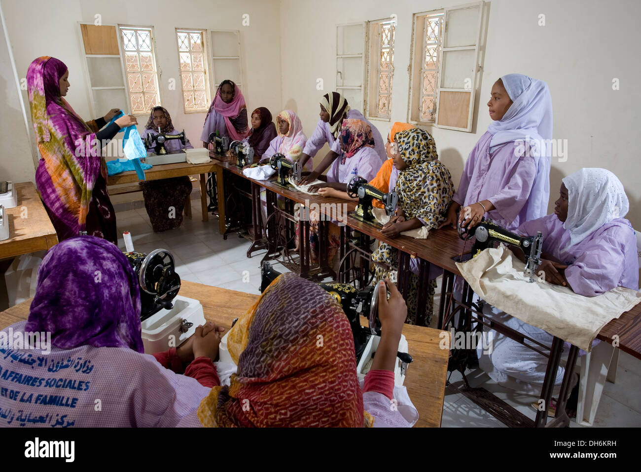 Les étudiantes de la classe de formation de couture, école pour les enfants défavorisés et abandonnés, Nouakchott, Mauritanie Banque D'Images