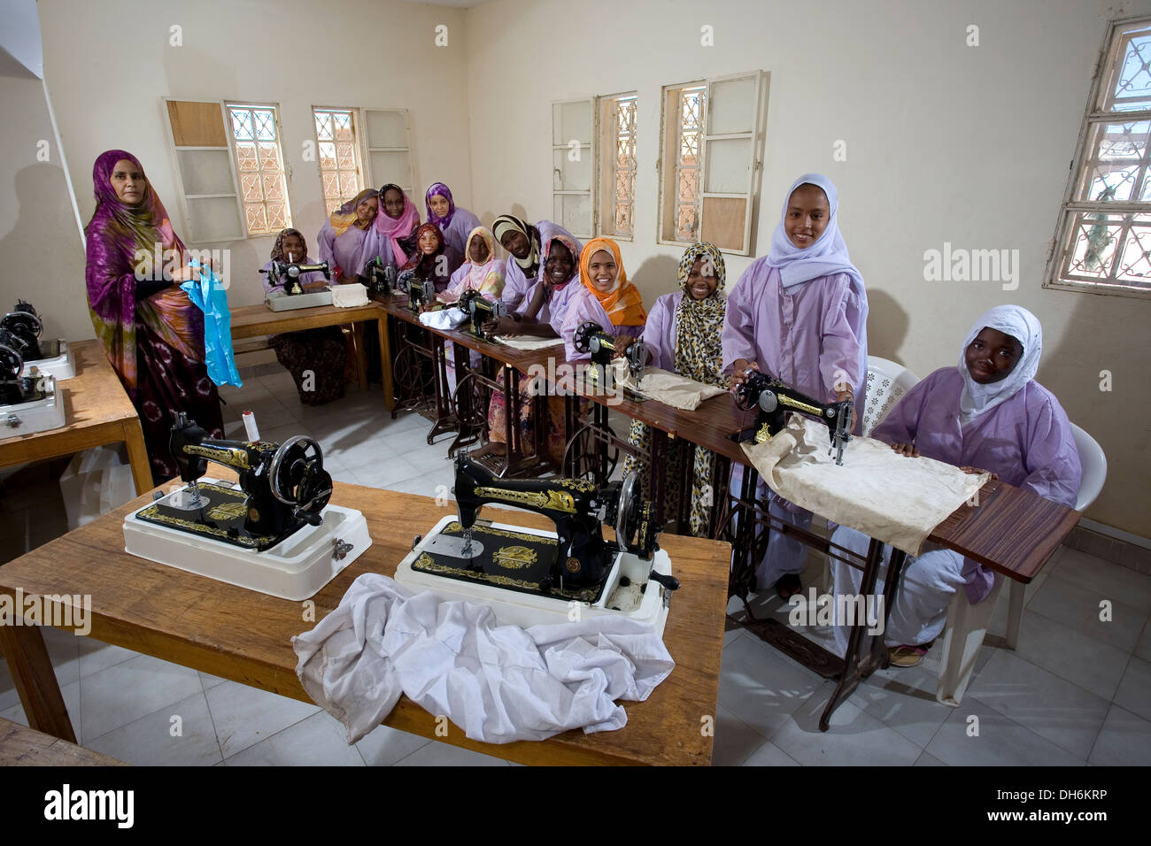 Les étudiantes de la classe de formation de couture, école pour les enfants défavorisés et abandonnés, Nouakchott, Mauritanie Banque D'Images